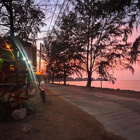 Neverland Beach Village Bungalows เกาะลันตา ภายนอก รูปภาพ