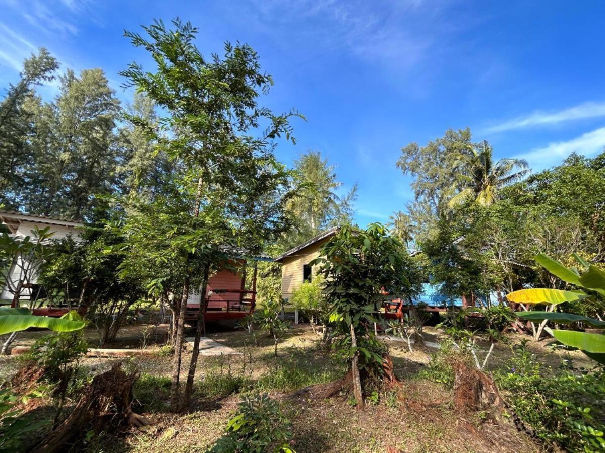Neverland Beach Village Bungalows เกาะลันตา ภายนอก รูปภาพ